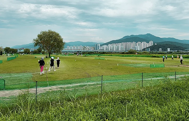 부산시가 게시한 대저생태공원 파크골프장의 다른 구장 전경