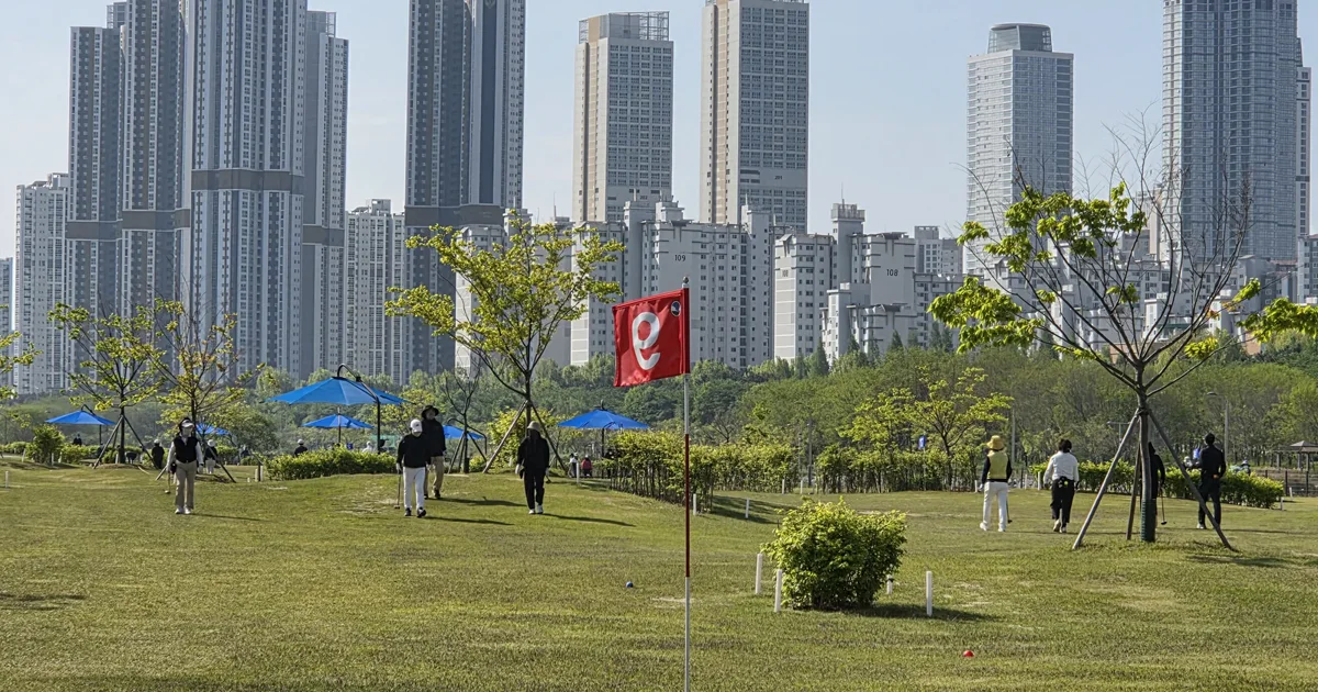 인천시설공단이 공개한 송도달빛공원 파크골프장 잔디 코스 이용 모습