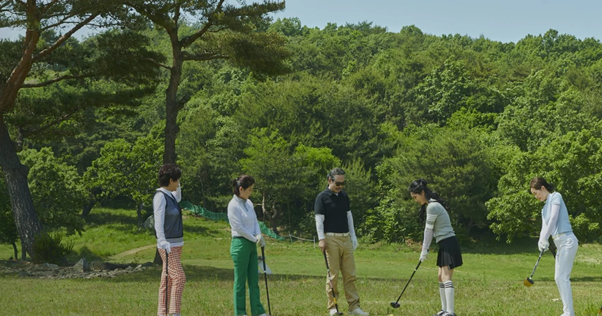 세 명과 네 명의 팀 구성을 비교한 파크골프 안내 일러스트